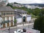 Vista elevada de la Sala de Exposicións Porta Miñá y el entorno urbano de Lugo