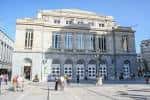 Fachada principal del Teatro Campoamor con la plaza y peatones en primer plano