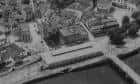 Vista aérea en blanco y negro de la Praza de Valentín García Escudero y sus alrededores.