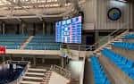 Interior del pabellón mostrando el marcador LED y las gradas azules