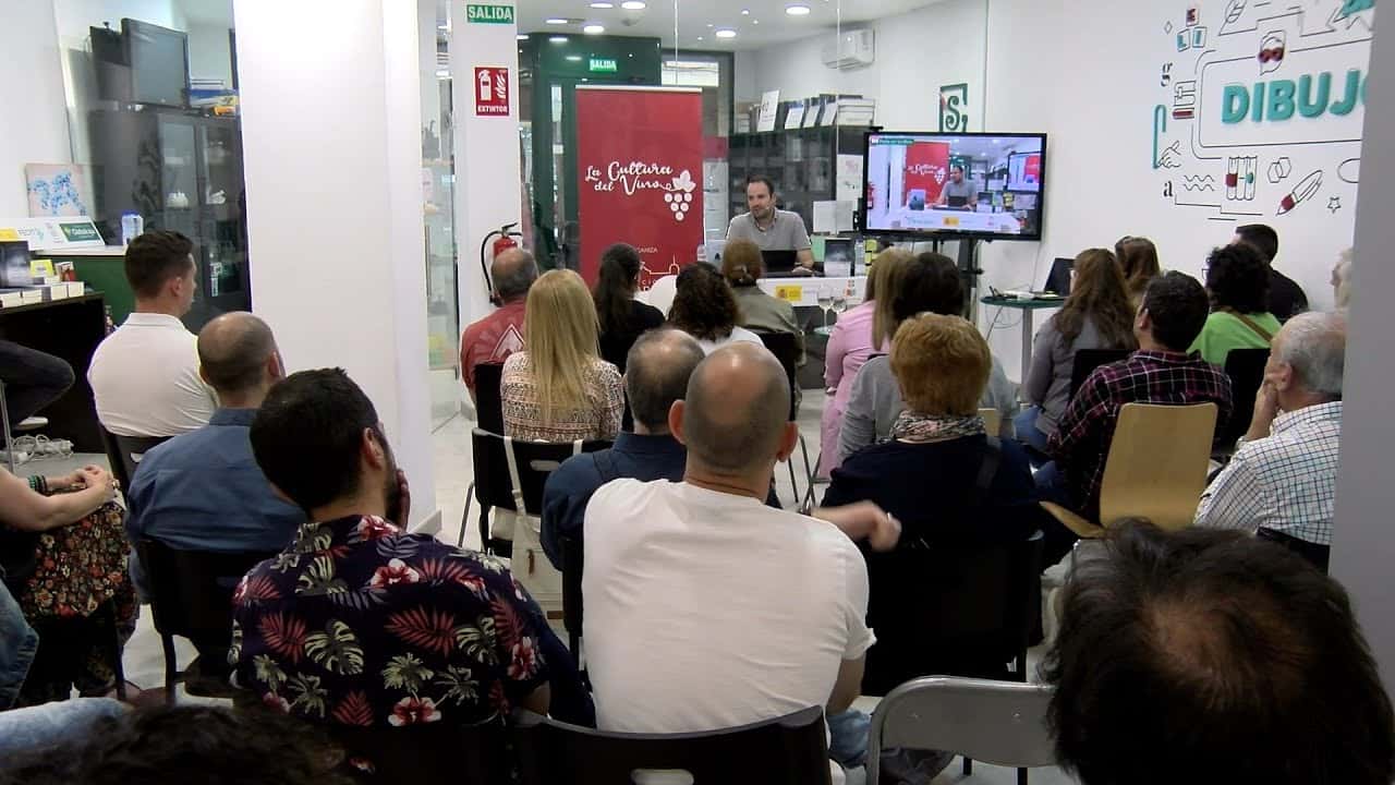 Firma de ejemplares del poemario 'Déjà vu para toda la vida' de Carlos Menor