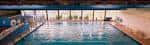 Vista de la piscina cubierta del complejo deportivo con grandes ventanales