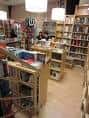 Vista interior de la Librería Cronopios con estanterías llenas de libros y buena iluminación