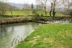 Zona de baño natural en el río Almofrei con orillas verdes