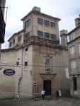 Vista exterior del edificio de Modus Vivendi junto al Monasterio de San Paio de Antealtares