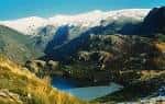 Lago de montaña con picos nevados en el Macizo de Pena Trevinca