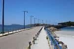 Puente de acceso a la Isla de Toralla en un día soleado