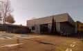 Entrada principal del pabellón polideportivo con zona de aparcamiento