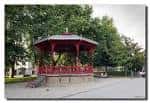 Kiosko de música rojo en el Parque da Alameda, ideal para eventos