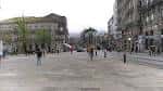 Plaza Porta do Sol con transeúntes y edificios en un día nublado