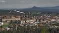 Vista panorámica de la ciudad de Santiago de Compostela con montañas al fondo
