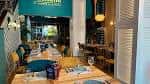 Salón principal del restaurante con mesas y zona de barra