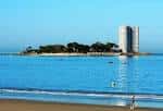 La Isla de Toralla vista desde la playa, con el edificio principal