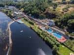 Vista aérea de las piscinas exteriores y zonas verdes del Club Fluvial de Lugo