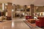 Lobby principal del hotel con zona de asientos y columnas