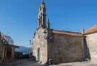 Antigua Iglesia de Santa Baia de Alcabre con campanario bajo cielo despejado