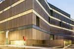 Fachada moderna del Edificio Castelao iluminada al atardecer