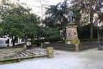 Vista general de los Jardines Padre Feijóo con la estatua y vegetación