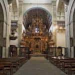 Nave central de la iglesia del Monasterio de San Martín Pinario con el retablo principal.