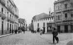 Vista histórica en blanco y negro de la Praza de San Xosé con transeúntes