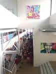 Interior de un pasillo o área común con estudiantes en el Colegio Manuel Peleteiro