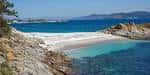 Cala rocosa con playa de arena y aguas claras en las Islas Cíes
