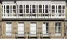 Detalle arquitectónico de los balcones tradicionales de la fachada de Casa RIA