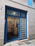 Entrada principal de la Casa Azul con puerta azul y muro de pavés