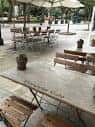Terraza exterior con mesas y sombrillas
