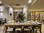 Interior acogedor de la Librería Hoboken con mesas y estanterías de libros