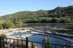 Piscinas termales al aire libre con vistas a la montaña
