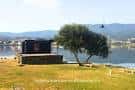 Escenario al aire libre junto al agua en Nigrán, cerca de Vigo
