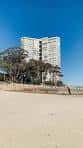 Edificio principal de la Isla de Toralla visto desde la playa