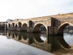 Detalle del puente romano de Lugo con sus arcos reflejados en el río