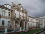 Vista exterior de la Diputación Provincial de Lugo con fuente