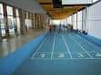 Pista de atletismo cubierta en las instalaciones deportivas de la facultad
