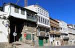 Callejón con el Arco da Ponte Vella y edificios tradicionales de Betanzos