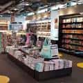 Interior de la tienda Fnac A Coruña con expositores de productos y libros.