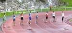 Atletas preparándose en la pista de atletismo Gregorio Pérez Rivera durante una competición