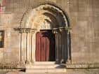 Primer plano de la entrada principal de la Iglesia de Santa María de Castrelos