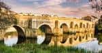 Puente Romano de Lugo al atardecer, reflejado en las aguas del río Miño