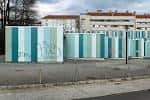 Vista exterior del Pabellón Municipal de Pontepedriña con fachada a rayas