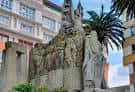 Detalle de un monumento escultórico en los jardines