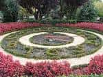 Reloj floral con diseño circular en los jardines
