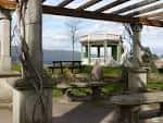 Pérgola con vistas al cenador del Mirador de Monte Porreiro