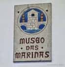 Cartel cerámico con el logo y nombre 'Museo das Mariñas'