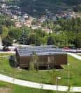 Vista aérea de la Escuela Infantil del Campus Universitario de Ourense rodeada de zonas verdes
