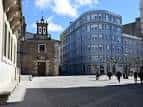 Panorámica de la Praza da Soidade con la Capela da Soidade y un edificio moderno