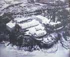 Vista aérea histórica del Sanatorio Marítimo de Oza junto a la costa