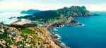 Vista aérea de la costa rocosa y playas de arena en las Islas Atlánticas